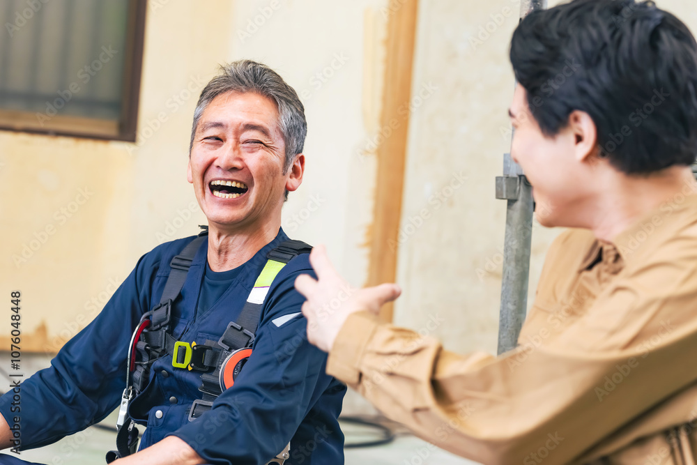 Obraz premium 大工、職人、作業員、工事、現場、休憩、リラックス、建築、シニア、男性、日本人、笑う、爆笑、談笑、やりがい、充実、満足、親方、棟梁、笑顔、建設、仕事、労働者、世代交代、後継者、跡継ぎ、事業承継、解体、改装、内装、塗装、施工、業者、中小企業、ポジティブ、楽しい、職場、人材、再雇用、雇用、鳶職、工務店、肉体労働、リフォーム、住宅、ベテラン、高齢者、シルバー、快適、人物