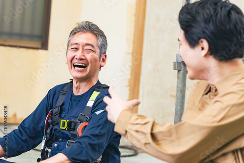 Fototapete 大工、職人、作業員、工事、現場、休憩、リラックス、建築、シニア、男性、日本人、笑う、爆笑、談笑、やりがい、充実、満足、親方、棟梁、笑顔、建設、仕事、労働者、世代