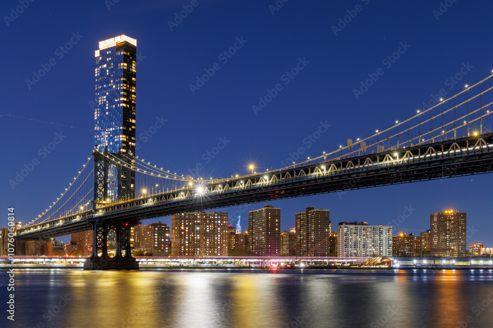 Fototapeta premium A panoramic sunset view of the Manhattan Bridge stretching towards Manhattan