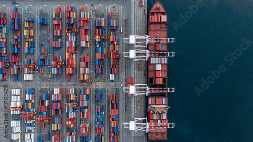 Obraz na płótnie Container cargo ship global business logistic import export transportation, Container cargo ship freight shipping shipment international, Industrial business logistic freight by container cargo ship. w salonie