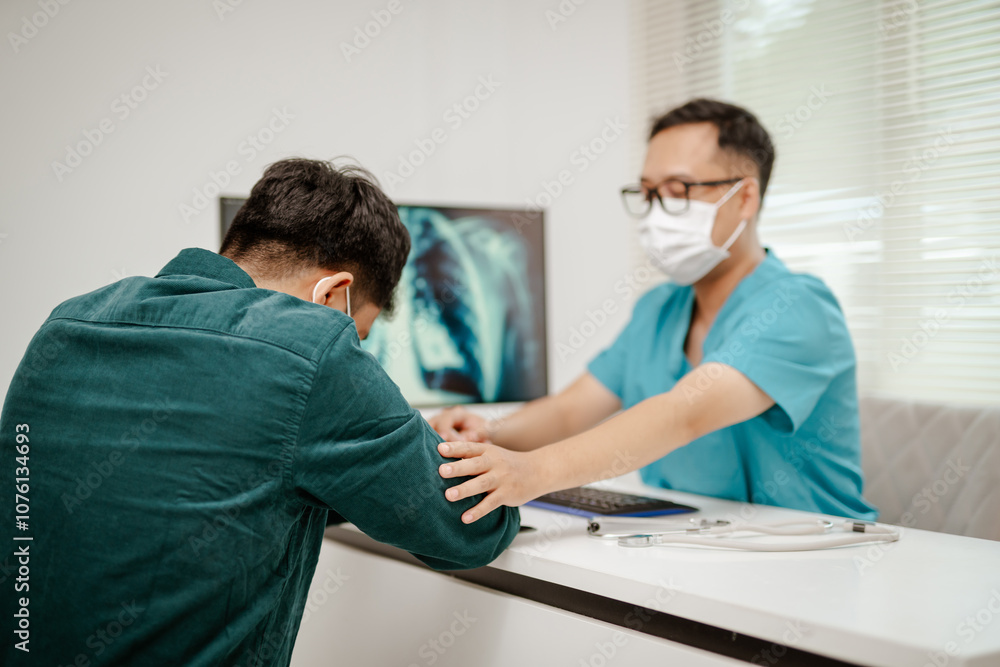Obraz premium A doctor comforting lung cancer patient with an infographic of lungs in the background.