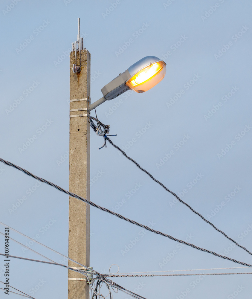 Obraz premium A street light is lit up and is on a pole