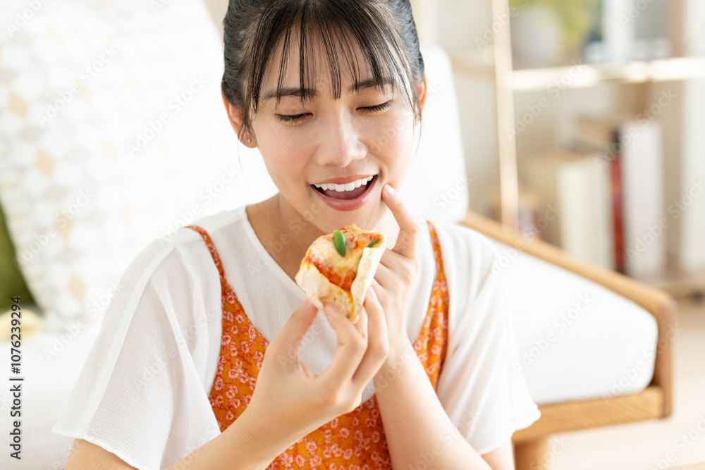 ピザを食べる若い女性