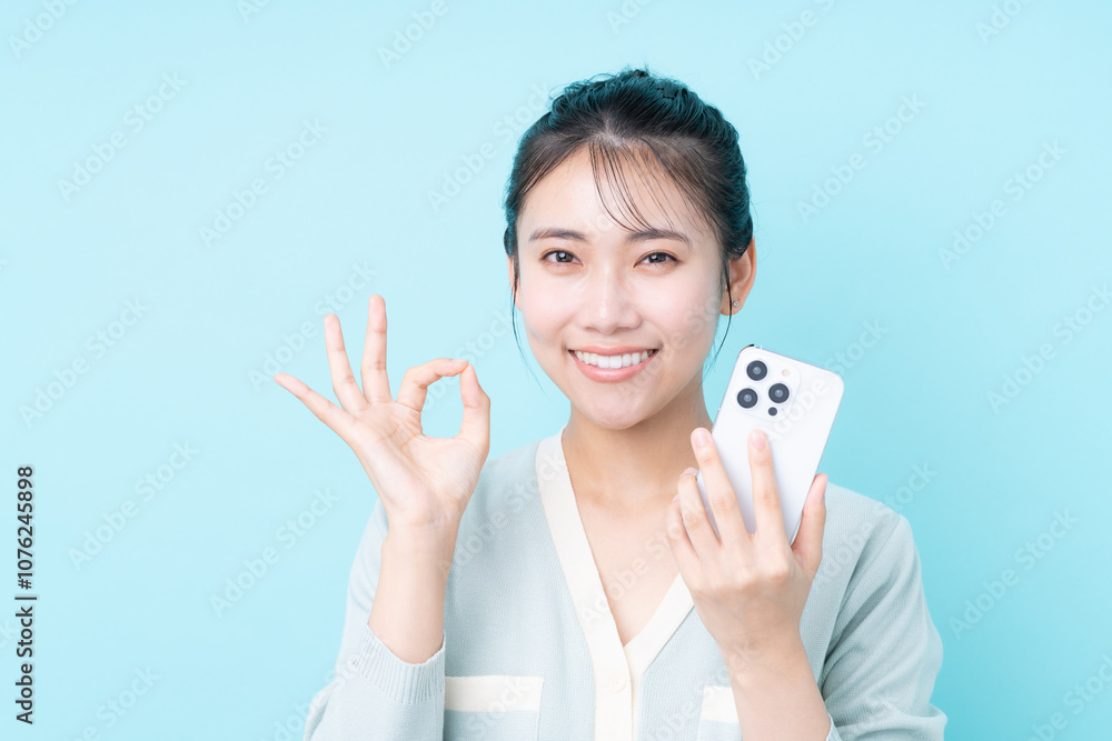 スマホを使う若い女性