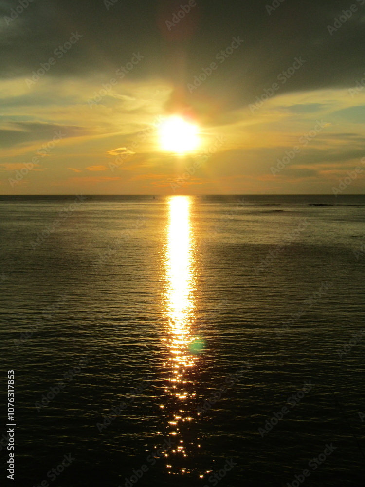 Naklejka premium 熊本県天草市牛深、日本の夕陽百選に選ばれた魚貫・黒石の美しく、幻想的な東シナ海の夕陽