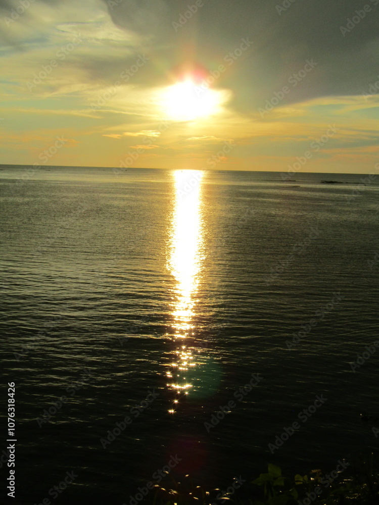 Fototapeta premium 熊本県天草市牛深、日本の夕陽百選に選ばれた魚貫・黒石の美しく、幻想的な東シナ海の夕陽