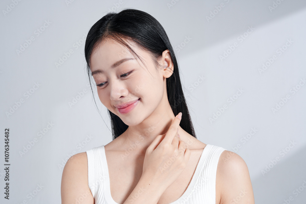 光と影の背景で撮影をした若い女性のナチュラルなポートレート 光と影の背景で撮影をした若い女性のナチュラルなポートレート