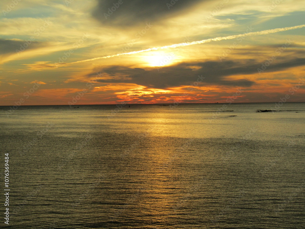 Fototapeta premium 熊本県天草市牛深、日本の夕陽百選に選ばれた魚貫・黒石の美しく、幻想的な東シナ海の夕陽