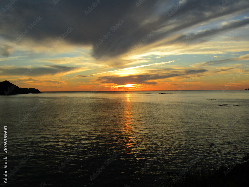 Naklejka premium 熊本県天草市牛深、日本の夕陽百選に選ばれた魚貫・黒石の美しく、幻想的な東シナ海の夕陽