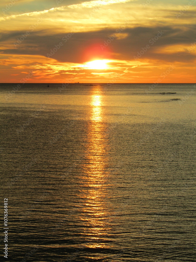 Fototapeta premium 熊本県天草市牛深、日本の夕陽百選に選ばれた魚貫・黒石の美しく、幻想的な東シナ海の夕陽