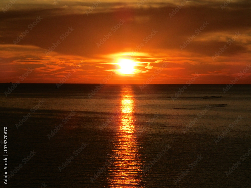 熊本県天草市牛深、日本の夕陽百選に選ばれた魚貫・黒石の美しく、幻想的な東シナ海の夕陽 熊本県天草市牛深、日本の夕陽百選に選ばれた魚貫・黒石の美しく、幻想的な東シナ海の夕陽