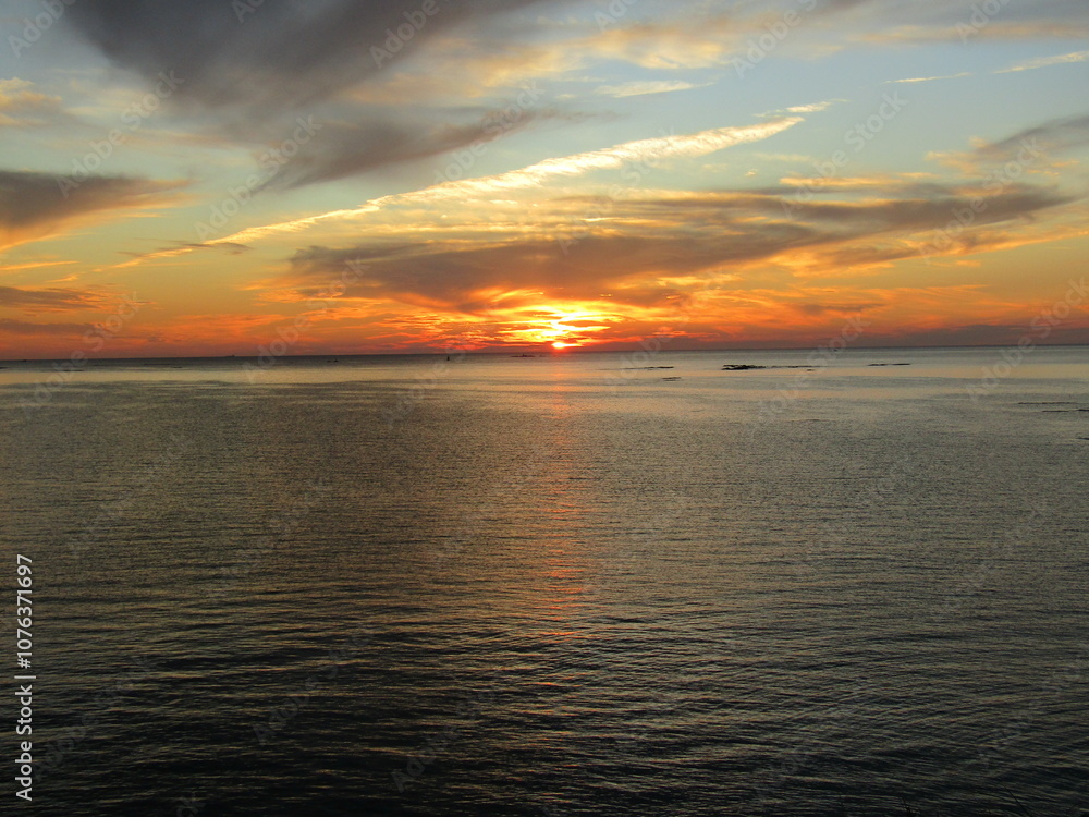 Obraz premium 熊本県天草市牛深、日本の夕陽百選に選ばれた魚貫・黒石の美しく、幻想的な東シナ海の夕陽
