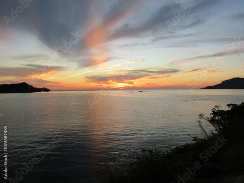 熊本県天草市牛深、日本の夕陽百選に選ばれた魚貫・黒石の美しく、幻想的な東シナ海の夕陽