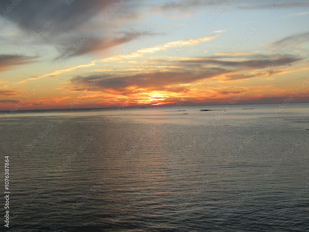 Obraz premium 熊本県天草市牛深、日本の夕陽百選に選ばれた魚貫・黒石の美しく、幻想的な東シナ海の夕陽
