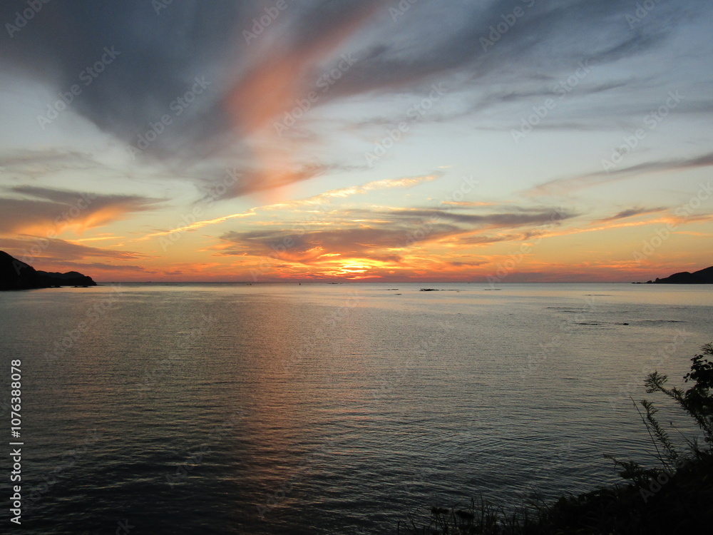 Naklejka premium 熊本県天草市牛深、日本の夕陽百選に選ばれた魚貫・黒石の美しく、幻想的な東シナ海の夕陽