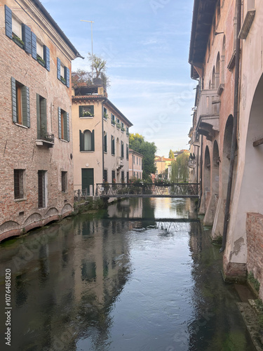 canale e palazzi storici di treviso, italia