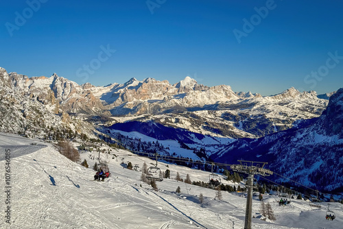 Fotografie Scenic view from Gardena Pass to Kufar Alta Badia and mountains of the Fanes Group e