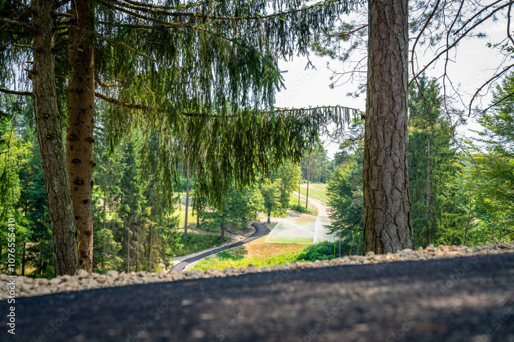 Naklejka premium Freshly Laid Asphalt Path on Scenic Golf Course in Beautiful Nature