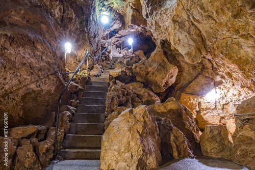 Unterirdische Entdeckungen: Die Tiefenhöhle Laichingen