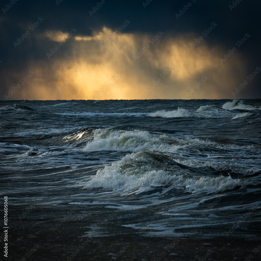 Obraz premium Wonderfully beautiful sunset by the sea in winter with ice