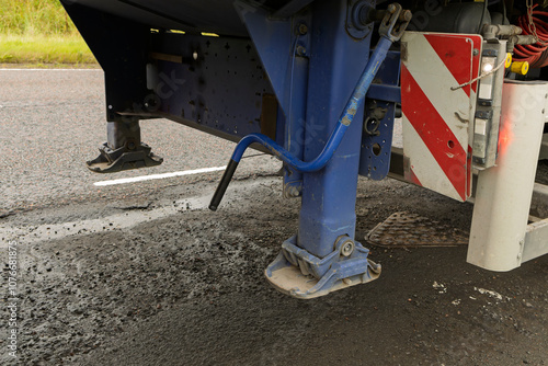 Fotografija HGV blue lorry truck flatbed trailer landing legs raised above road surface