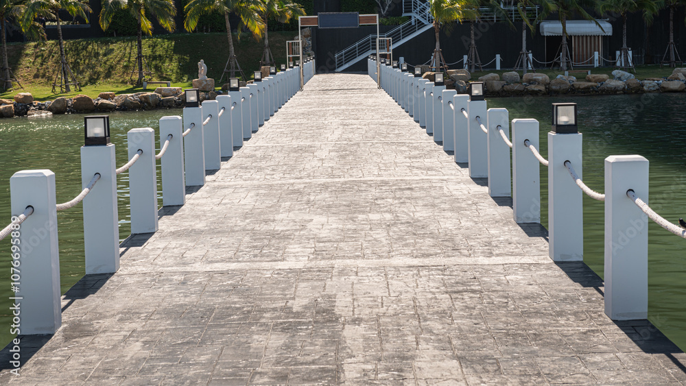 Fototapeta premium Most filarowy wykonany z betonu z dużymi barierkami linowymi po dwóch stronach