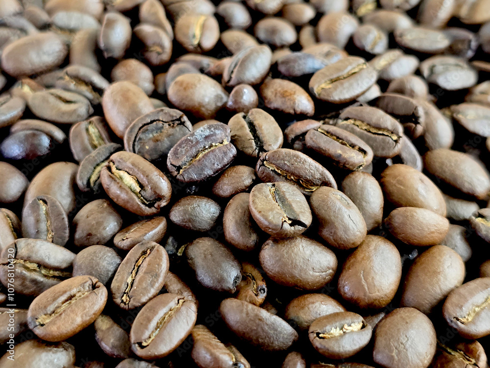 Obraz premium close up of fresh roasted coffee beans, isolated coffee background