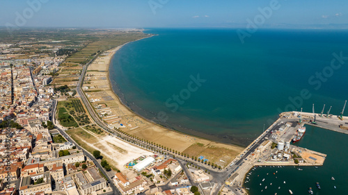 Fotografi Aerial view of the city beach of Barletta, Puglia, Italy