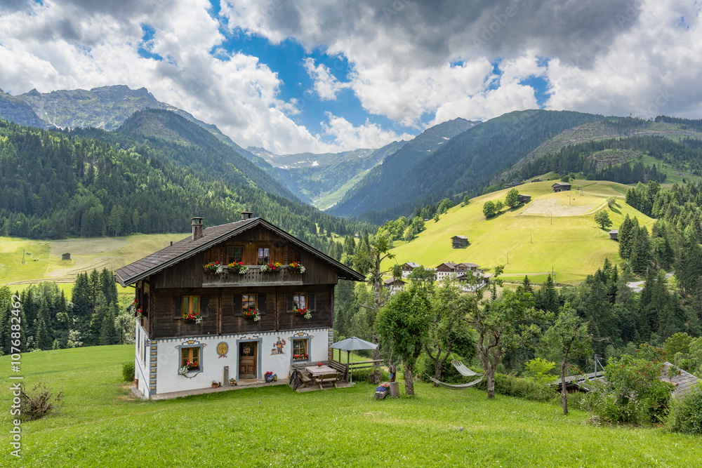 Obraz premium schöner Ausblick auf die Landschaft und ein Bauernhaus im Lesachtal bei Maria Luggau, Kärnten, Österreich