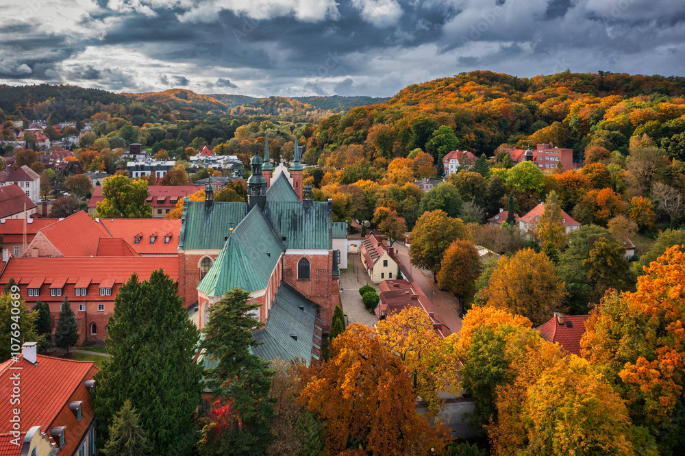 Obraz premium Basilica of The Holy Trinity in Gdansk Oliwa at autumn. Poland