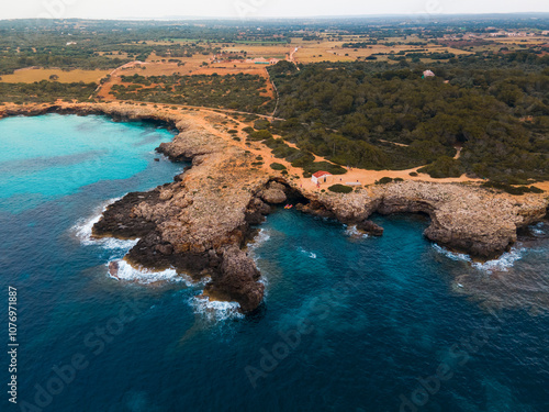 Sa Cova des Pardals in Ciutadella, a refuge of crystalline waters where deep turquoise blends with the blue sky; an idyllic corner of Menorca that invites you to get lost in its magical landscape.