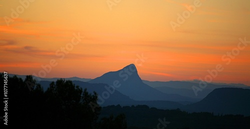 Bild auf Leinwand Soleil couchant sur le Pic Saint Loup