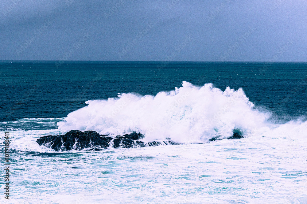 Obraz premium waves crashing on a rock