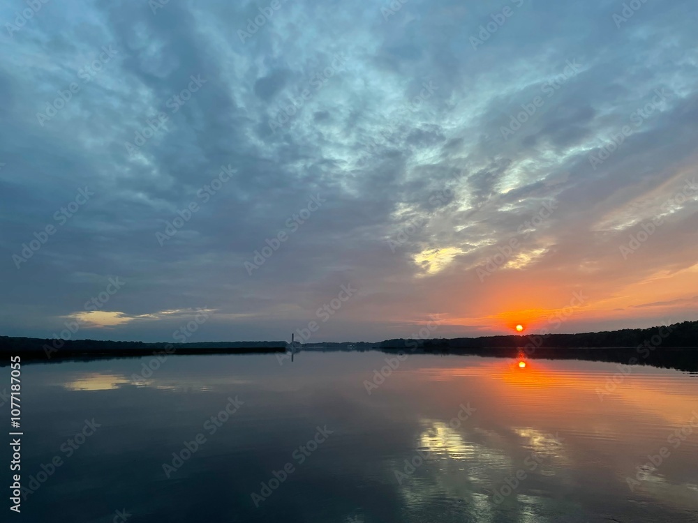 Obraz premium sunset over the lake