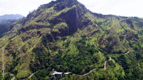 La région montageuse et le Little'Adam's Pick au Sri Lanka vu du ciel