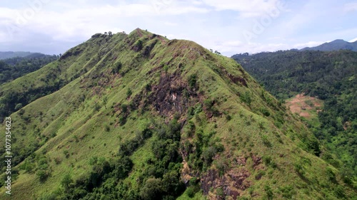 La région montageuse et le Little'Adam's Pick au Sri Lanka vu du ciel