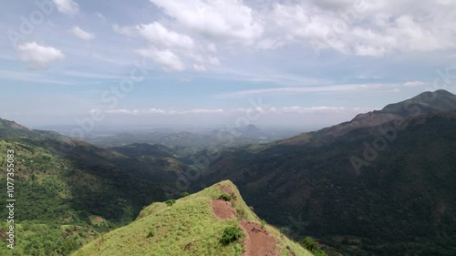 La région montageuse et le Little'Adam's Pick au Sri Lanka vu du ciel