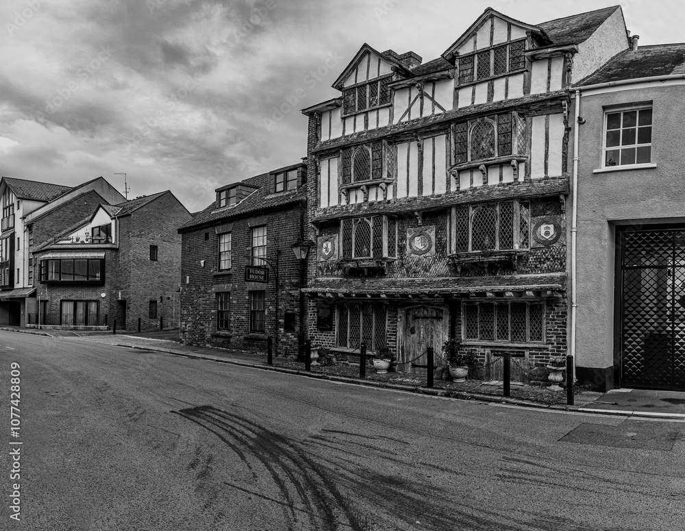 Stary zaniedbany dom Tudorów w Exeter, Anglia, biało czarne zdjęcie.