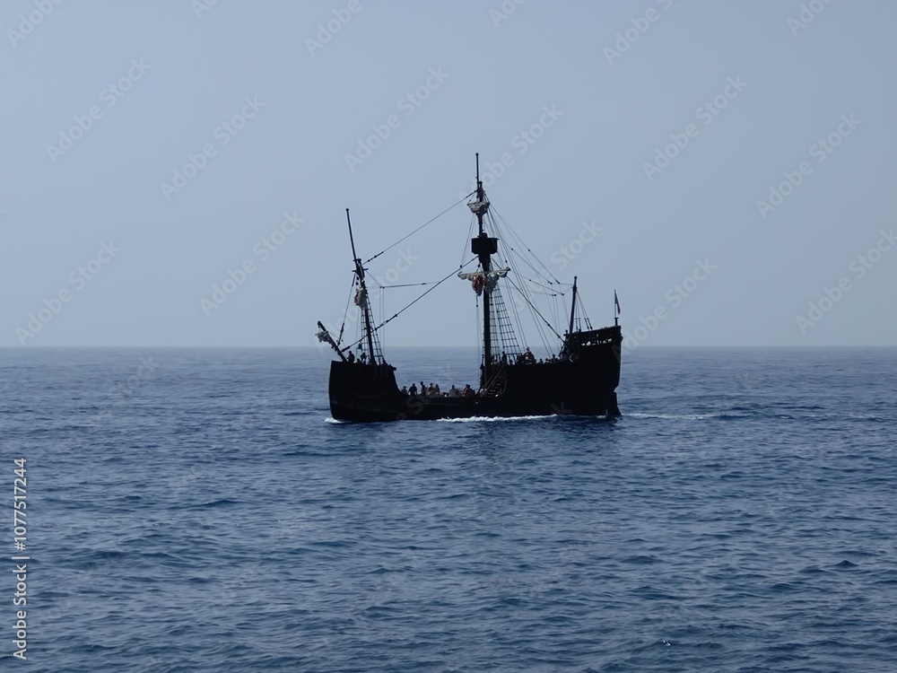 Obraz premium old ship in the sea