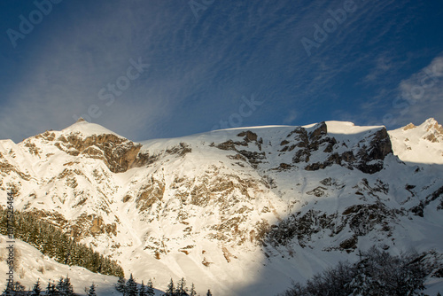 Sommet montagneux enneigé des Pyrénées.