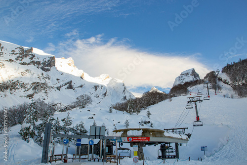 Station de ski dans les montagnes enneigées.
