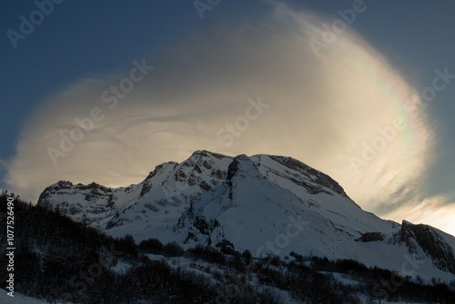 Sommet montagneux enneigé des Pyrénées.