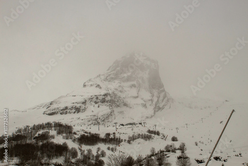 Sommet montagneux enneigé des Pyrénées.