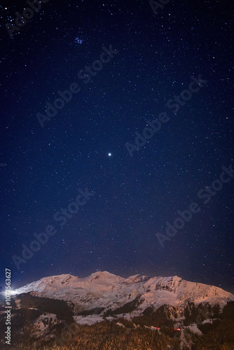 Obraz na płótnie Scenic view of snowcovered mountains near Lauterbrunn at night under sky full of stars in winter w salonie