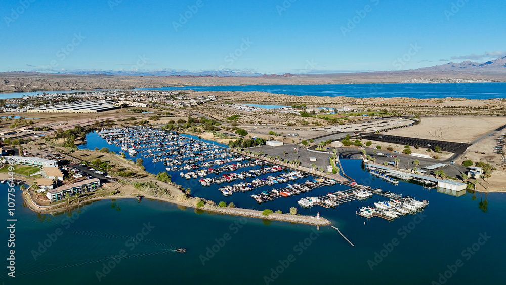 Fototapeta premium boats docked next to the city