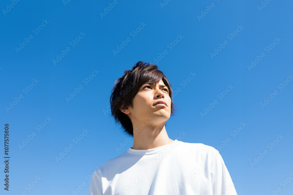 青空を見上げる男性、アジア人、日本人 青空を見上げる男性、アジア人、日本人