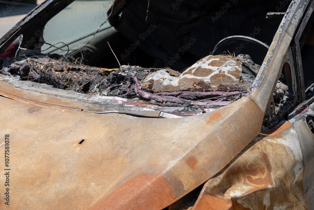 Obraz premium Crashed and burned wrecked car