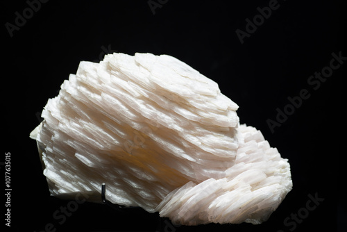 Fotomural Calcite is a carbonate mineral and the most stable polymorph of calcium carbonate (CaCO3)