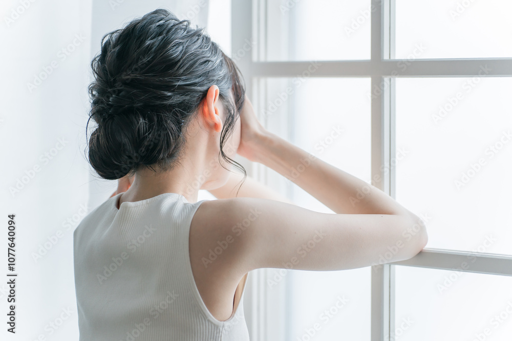 家で泣く・号泣・悲しい気分で過ごす女性
