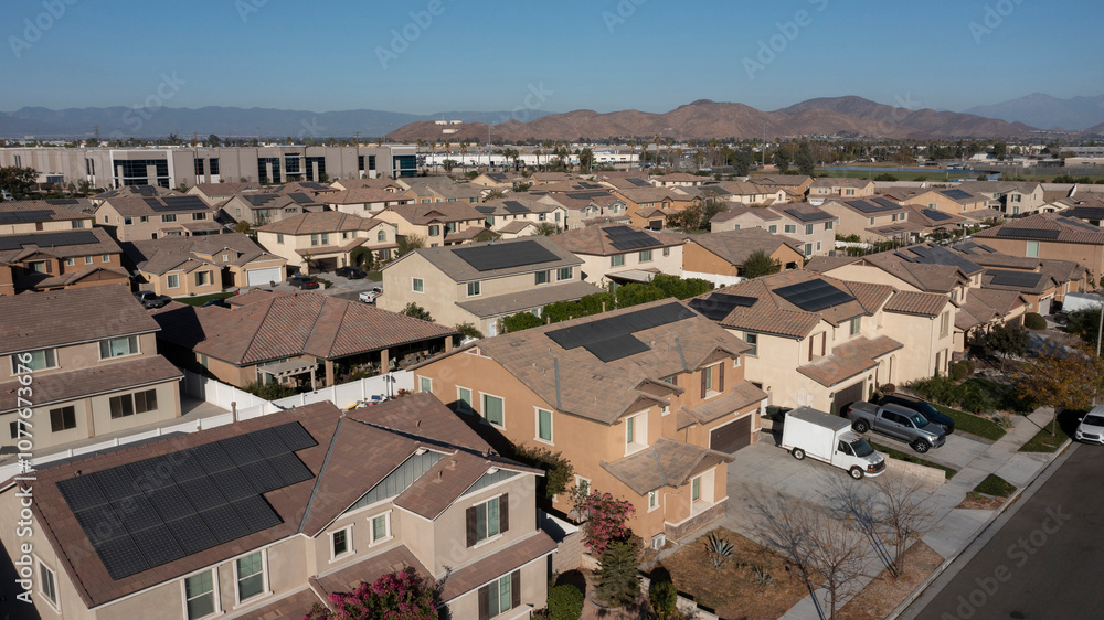 Obraz premium Afternoon sun shines on suburban homes of Jurupa Valley, California, USA.